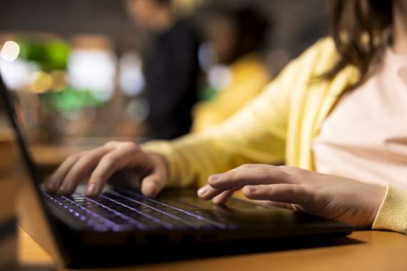 V Convocatoria de Becas de formación individual para estudiantes con discapacidad en el marco del Programa Por Talento Digital de la Fundación ONCE.